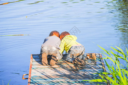 两个男孩在桥上钓鱼图片