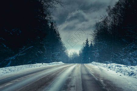 白雪皑的冬季道路乘车旅行图片