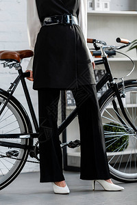 妇女穿着黑色正式自行车穿黑图片