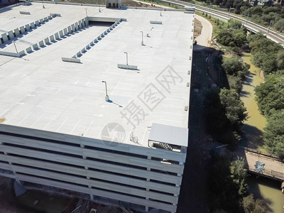 鸟瞰多层车库正在建设中美国德克萨斯州达拉斯附近商业企业大楼图片