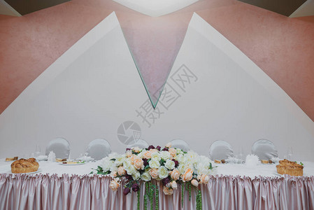 新娘和新郎的简约婚礼桌用玫瑰装饰图片