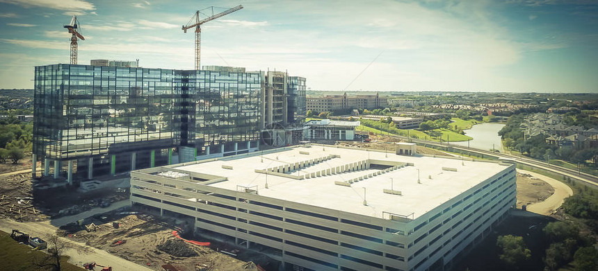 新建公司大楼高和多层停车场停车处建筑工地的全景空中观光图片