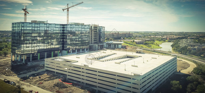 新建公司大楼高和多层停车场停车处建筑工地的全景空中观光图片