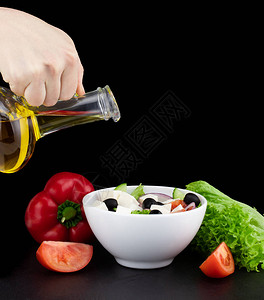 蔬菜沙拉和从瓶子里图片