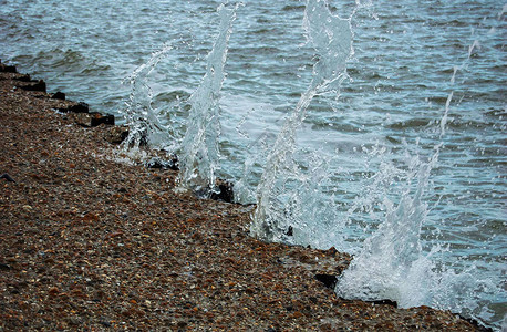 海浪在海滩上鹅卵石海滩上优美丽的海浪美妙图片