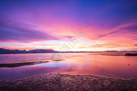Tahoe湖上美丽的夕阳图片