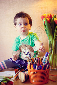 可爱的小男孩绘图图片