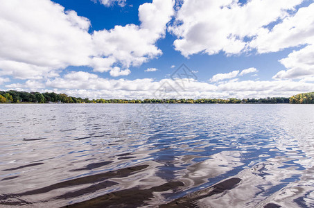 明尼苏达州齐默曼安湖水背景图片