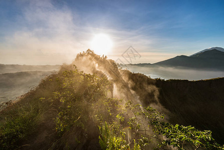 印度尼西亚的巴图尔火山日出图片