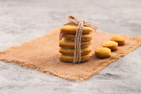 夹着厚线的饼干为情人节准备的美味礼物餐巾纸图片