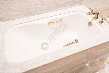 美丽的奢华豪白色浴缸和水龙图片