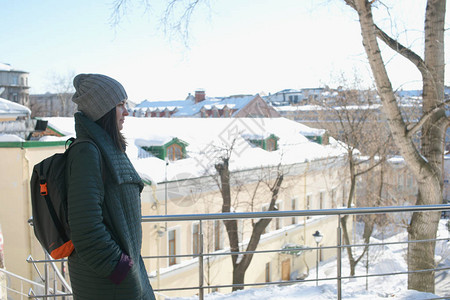 年轻女子在外面的冬天图片