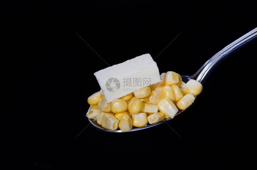 原玉米内核和一块黄油图片
