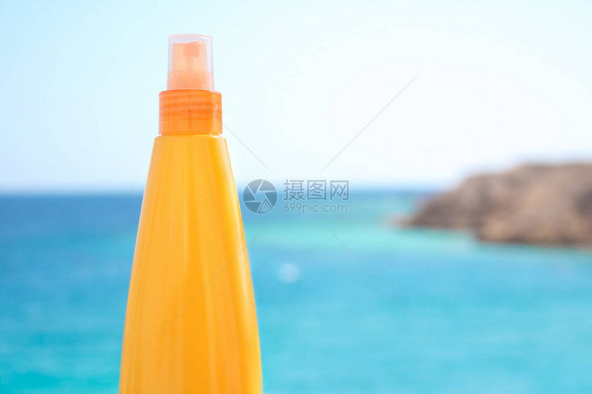 沙滩上的防晒油夏季皮肤护理和美容概念图片