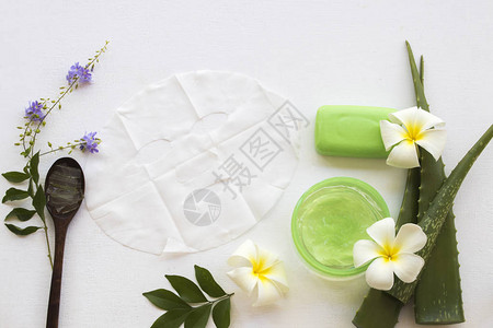 天然草本舒缓凝胶芳香面膜和芦荟草本皂背景图片