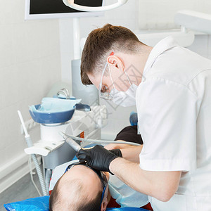 牙科医生在诊所治图片