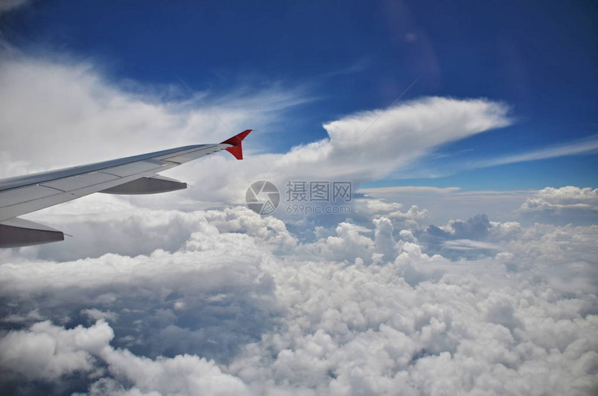 飞行高度期间飞机翼下的云图片