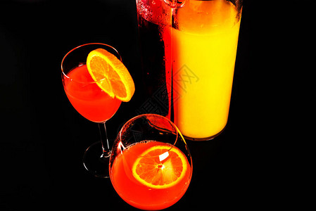 以甘巴里酒和橙汁制成的鸡尾酒著名的意大利清新饮图片