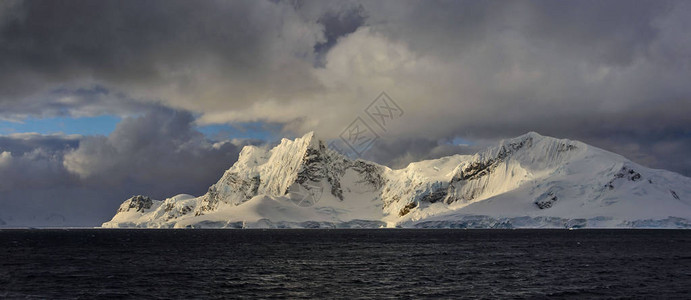 南极景观从海洋全景看山景图片