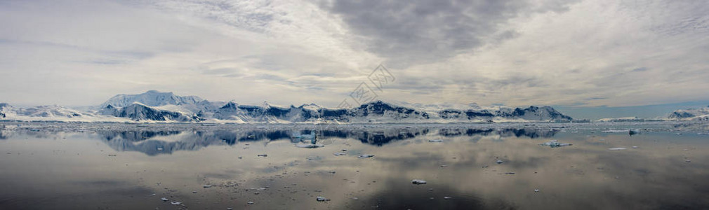 与反射的南极海景图片