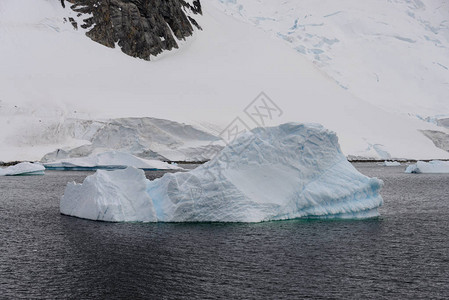 南极海域的冰山背景图片