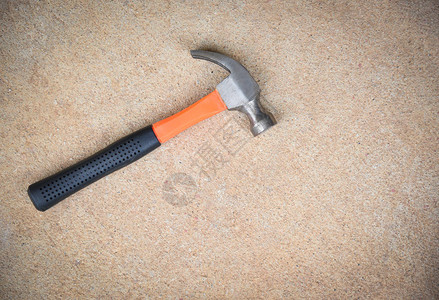 锤钉背景水泥地面上的木匠工具锤图片