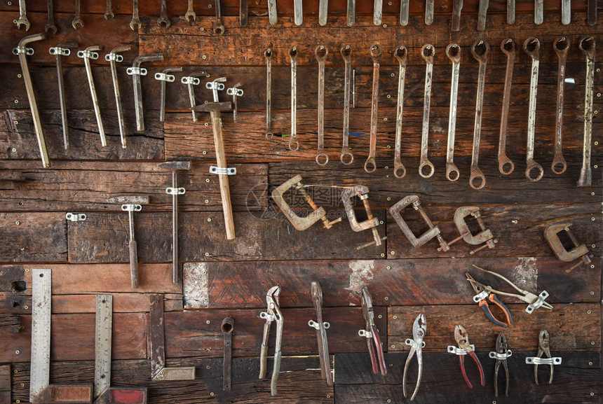 木匠工具工匠具扳手钳子锤和其他汽车服务机械工具与旧扳手在木墙上设置机械工具匠用图片