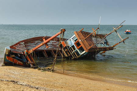 坠毁在岸边的渔船旧沉船或弃图片