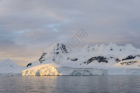 与冰山的南极风景图片