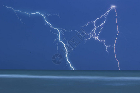 海上闪电雷暴图片