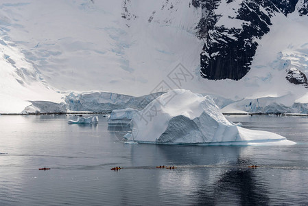 与冰山在南极海划皮艇图片