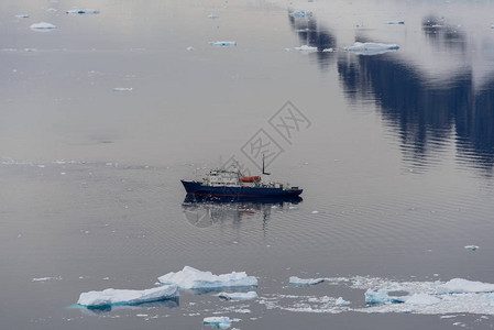 与探险船的南极风景图片
