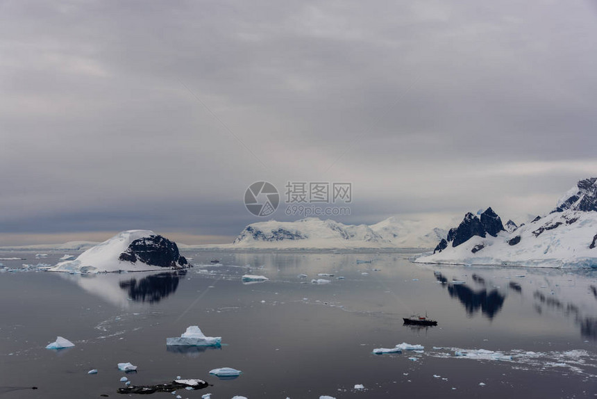 与反射的南极海景图片