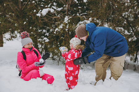 在雪地公园或户外森林里打雪球图片