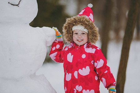 微笑的小女孩穿着冬日暖和的衣服图片