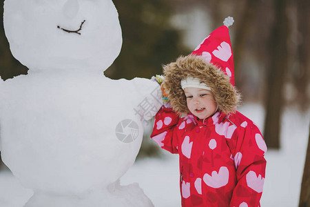 沉思的小女孩穿着冬暖和的衣服图片