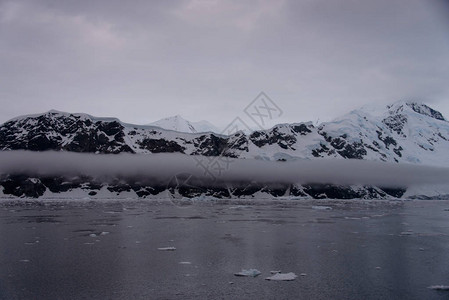 与冰的南极海景图片