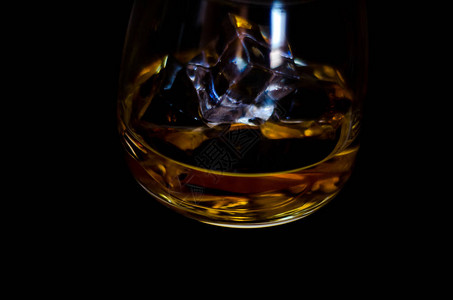 苏格兰威士忌在玻璃杯中冰块金色威士图片