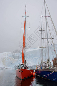两艘帆船在南极海图片