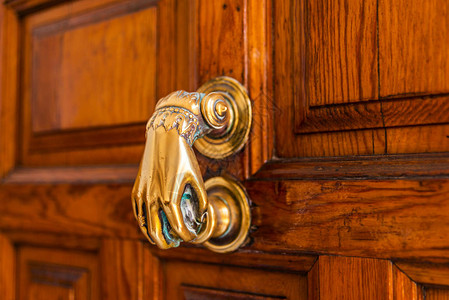 门有黄铜敲门的手形漂亮的房子入口图片