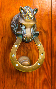 门上装有马形的黄铜敲门漂亮的房子入口图片