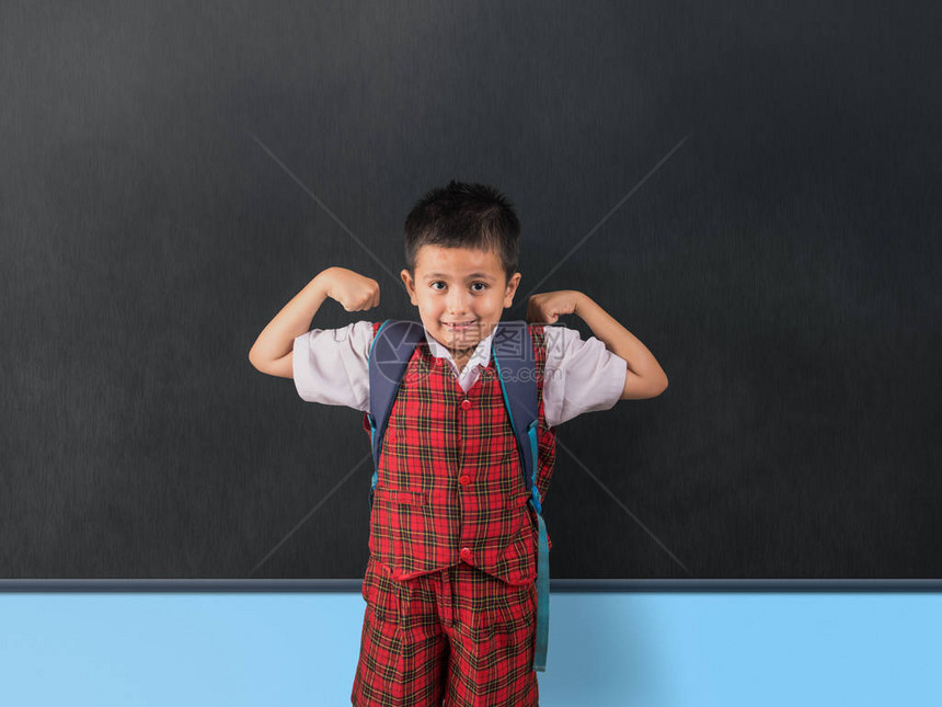 穿红色校服的年轻男孩在课堂前伸展肌肉图片