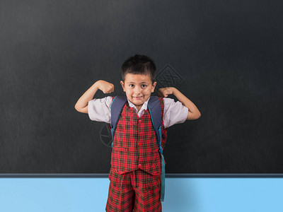 穿红色校服的年轻男孩在课堂前伸展肌肉图片