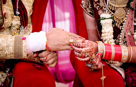 新娘把结婚戒指戴在图片