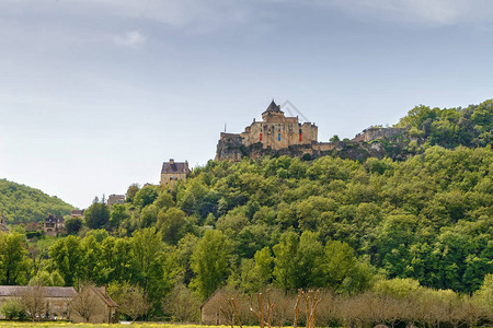 卡斯泰尔瑙Castelnaud城堡是法国南部佩里戈德州CastelnaudlaChapelle镇背景