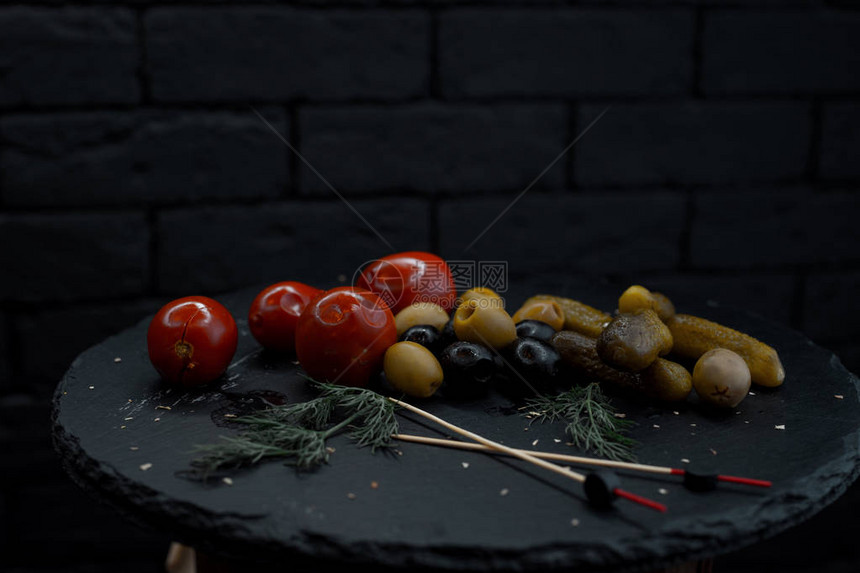 腌制的樱桃番茄配腌和绿橄榄图片