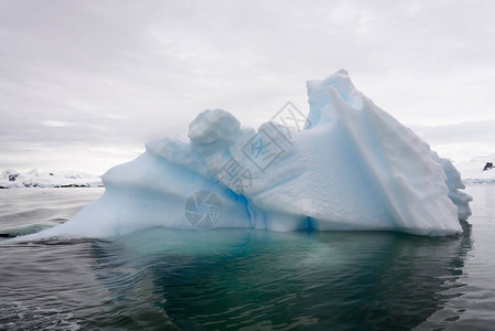 南极海域的冰山背景图片
