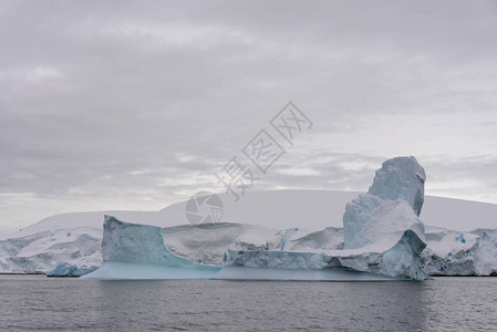 南极海域的冰山图片