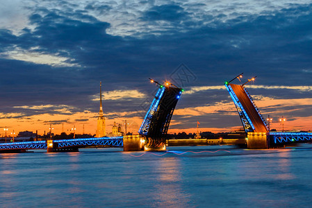 白夜在圣彼得斯堡的开放桥通往彼图片