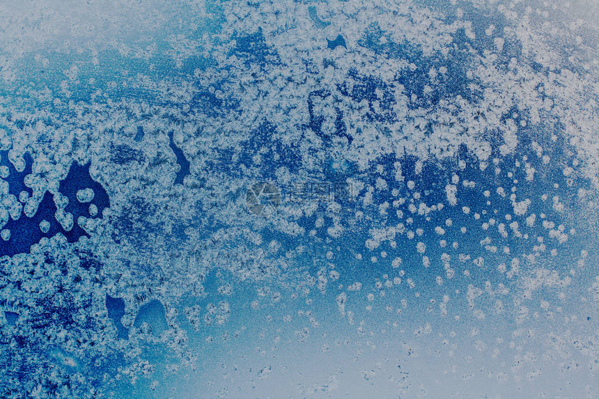 雪花和霜冻的冬季蓝色背景水晶与太阳耀图片